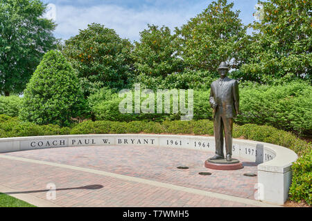 Statua in bronzo della University of Alabama allenatore di calcio Bear (Paolo) Bryant lungo la passeggiata di campioni a Bryant-Denny Stadium, in Tuscaloosa Alabama.
