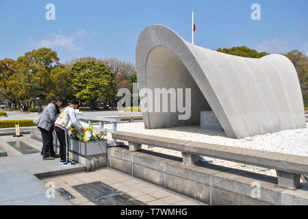 Le persone che assumono i fiori al Memorial il Cenotafio. Si tratta di un concreto e a sella monumento che copre un cenotafio tenendo i nomi di tutte le persone Foto Stock