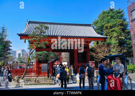 Persone in entrata di Sensō-ji. Sumida, Tokyo, Giappone. Foto Stock