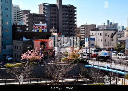 Attraversamenti sul fiume tra gli edifici e parchi. Crociere sul fiume Sumida. Sumida, Tokyo, Giappone. Foto Stock