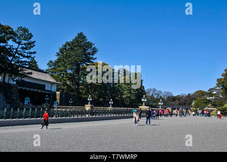 Seimon Ishibashi ponte che conduce al cancello principale del Palazzo Imperiale. Dietro, residenza imperiale (Kokyo). Chidoya, Tokyo, Giappone. Foto Stock