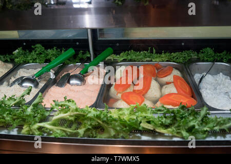 Display alimentare al 2° Avenue Deli sulla Upper East Side di Manhattan, New York City. Foto Stock