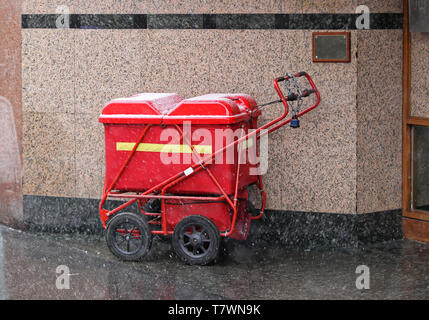 Portalettere Mail Delivery Carrello a neve a Londra Foto Stock