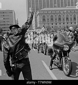 Uomo in pelle solleva il pugno durante il Gay Pride Parade di San Francisco il 29 giugno 1977 Foto Stock