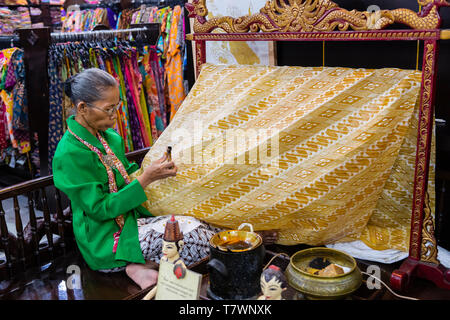 Indonesia, Java , area di Yogyakarta, Yogyakarta, donna la colorazione di alta moda batik con cera fusa Foto Stock