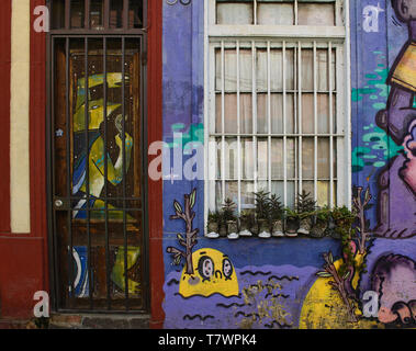 Artigianato colorato e graffiti nel Patrimonio Mondiale UNESCO Valparaiso, Cile Foto Stock