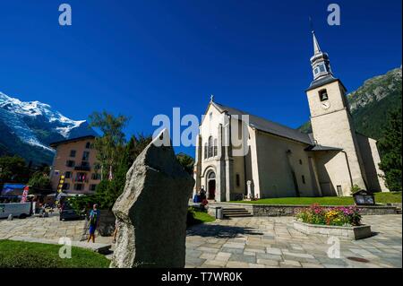 Francia, Haute-Savoie, Chamonix-Mont-Blanc, la chiesa posto, in frotn del Bureau des Guides, con il Dôme du Goûter e Arête des bosses nella parte posteriore Foto Stock