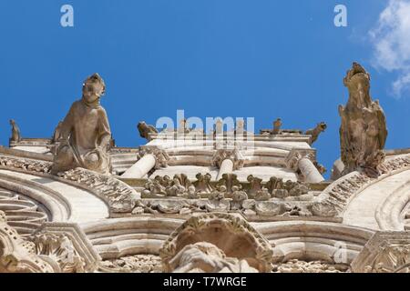 Francia, Somme, Amiens, la cattedrale di Notre Dame di Amiens elencati come patrimonio mondiale dall' UNESCO, doccioni sulla facciata della cattedrale Foto Stock