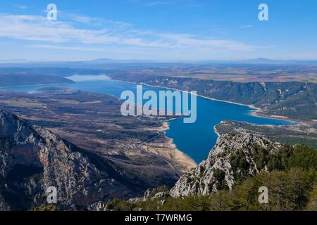 Francia, Alpes de Haute-Provence, La Palud sur Verdon, lago di Sainte-Croix visto da Plein Voir pass Foto Stock