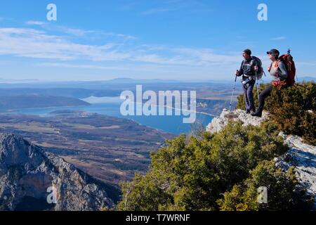 Francia, Alpes de Haute-Provence, La Palud sur Verdon, lago di Sainte-Croix e Verdon Canyon visto da Plein Voir pass Foto Stock