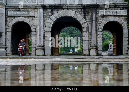 Vietnam Hoa Lu, navigazione la baia di Ha Long, Hoa Lu sito di ingresso Foto Stock