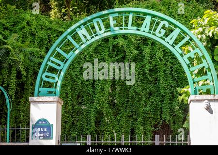 Francia, Parigi, quartiere di Montmartre, Rue Lepic, ingresso al Moulin de la Galette Foto Stock
