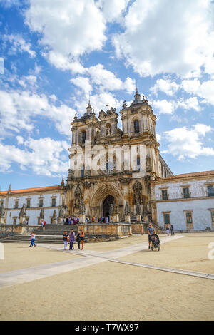 Facciata del romano gotico Monastero di Alcobaca o Mosteiro de Santa Maria de Alcobaca, patrimonio Unesco ad Alcobaca, Portogallo. Foto Stock