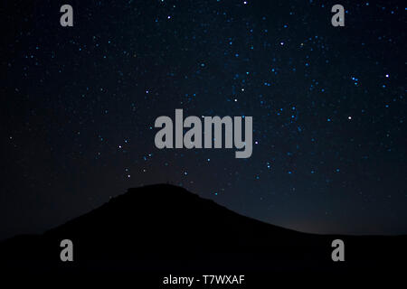 Silhouette di montagna e cielo stellato sfondo. Foto Stock