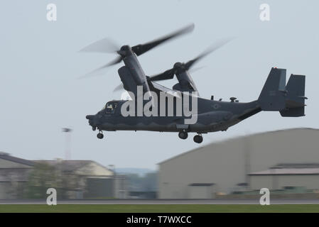 Un U.S. Air Force CV-22 Osprey, assegnato alla 352d Operazioni Speciali ala, decolla da RAF Mildenhall, Inghilterra, 23 aprile 2019. Il CV-22 combina il decollo verticale, passare il puntatore del mouse e atterraggio verticale delle qualità di un elicottero con il long-range, efficienza del carburante e la velocità di un aeromobile a turboelica. La Osprey ha la missione di condurre long-range di infiltrazione, exfiltration e rialimentazione di forze per le operazioni speciali. (U.S. Air Force foto di Senior Airman Benjamin Cooper) Foto Stock