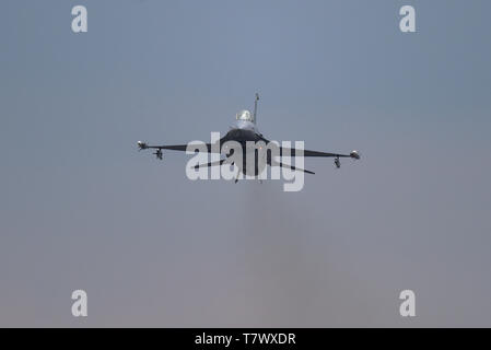 Un F-16C Fighting Falcon assegnato alla 93Fighter Squadron, Homestead Air Base riserva Fla., decolla a Royal Air Force Lakenheath, Inghilterra, 7 maggio 2019. L'unità di distribuzione per RAF Lakenheath dimostra la U.S. Air Force è la sua capacità di integrare una forza totale di team in U.S. Forze Aeree in forze Europe-Air Africa formazione e operazioni. (U.S. Air Force foto di Airman 1. Classe Madeline Herzog) Foto Stock