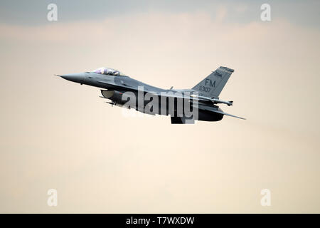 Un F-16C Fighting Falcon assegnato alla 93Fighter Squadron, Homestead Air Base riserva Fla., decolla dal volo di linea alla Royal Air Force Lakenheath, Inghilterra, 7 maggio 2019. Equipaggi e personale di supporto dal Homestead ARB dispiegato per RAF Lakenheath di partecipare a una formazione di volo di implementazione con U.S. Forze aeree in Europa unità, nonché partner ed alleati nella regione. (U.S. Air Force foto di Senior Airman Malcolm Mayfield) Foto Stock