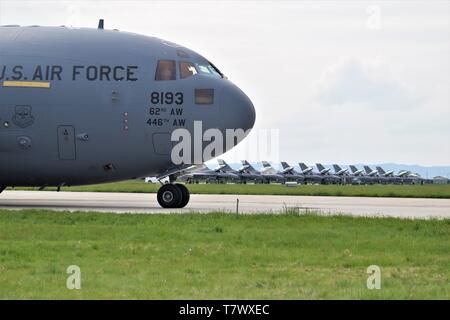 Un U.S. Air Force C-17 Globemaster III assegnato alla sessantaduesima Airlift Wing, Base comune Lewis-Mccorda, nello Stato di Washington, offre attrezzature di supporto per il teatro Security Package 19.1, Campia Turzii, Romania, 8 maggio 2019. TSP 19.1 è supportato da U.S. Air Force aviatori assegnato all'301st Fighter Wing, Naval Air Station giunto di base riserva di Fort Worth, Texas. Finanziato attraverso il Fondo europeo per la dissuasione iniziativa, TSP 19.1 fornisce una più solida struttura militare degli Stati Uniti la presenza di rotazione nel teatro europeo, in grado di scoraggiare, e se necessario, rispondere alle minacce a livello regionale. Mentre in teatro, questi personale e aircr Foto Stock