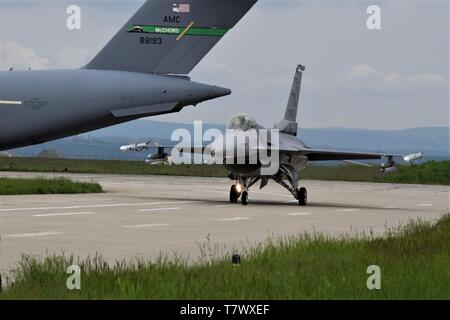 Stati Uniti Air Force aviatori assegnato all'301st Fighter Wing, Naval Air Station giunto di base riserva di Fort Worth, Texas, lancio F-16C Fighting Falcon a Campia Turzii, Romania, 8 maggio 2019, come parte del teatro del pacchetto di sicurezza 19.1 a sostegno del funzionamento Atlantic risolvere. Finanziato attraverso il Fondo europeo per la dissuasione iniziativa, TSP 19.1 fornisce una più solida struttura militare degli Stati Uniti la presenza di rotazione nel teatro europeo, in grado di scoraggiare, e se necessario, rispondere alle minacce a livello regionale. Mentre in teatro, questi personale e aeromobili parteciperà in più esercizi di preparazione al fianco di alleati della NATO un Foto Stock