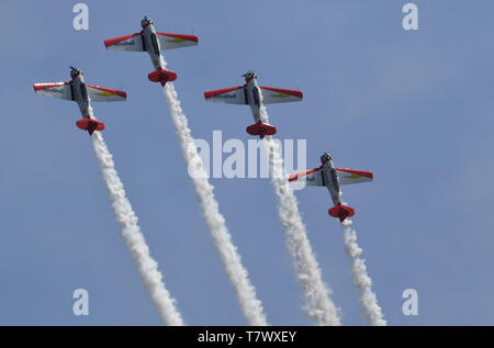 Team Aeroshell esegue durante la Keesler e Biloxi aria e Space Show in Biloxi Mississippi, 5 maggio 2019. Gli Stati Uniti Air Force Thunderbirds del rivestimento del padiglione sono il Keesler e Biloxi aria e Space Show Maggio 4-5. Thunder oltre il suono è un luogo unico e one-of-a-kind caso dove una base e la sua città circostante congiuntamente un host air show separato geograficamente. (U.S. Air Force foto di Kemberly Groue) Foto Stock