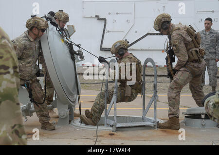 Avieri dal 341 Security Support Squadron tactical response force rappel giù un tunnel di accesso di un Intercontinental di missili balistici impianto di lancio durante un esercizio di riacquisire il 6 maggio 2019, a Malmstrom Air Force Base, Mont. Air Force leader civico ha girato la Malmstrom strutture e viste le dimostrazioni che illustrano i diversi ruoli e le risorse necessarie per eseguire in modo efficace la missione. (U.S. Air Force foto di Airman 1. Classe Tristan Truesdell) Foto Stock