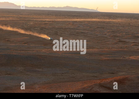 Veicolo fuoristrada accelerato attraverso il deserto.Nella parte occidentale della Mongolia Interna, Cina. Foto Stock