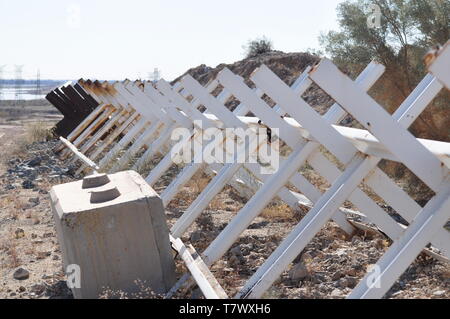 La Normandia-stile barriera del veicolo nei pressi di El Centro CA, 7 maggio. USACE è sostenere il Department of Homeland Security è richiesta per la costruzione di recinzioni pedonali, costruire e migliorare le strade e illuminazione di installazione entro lo Yuma e Tucson, Arizona, Stati Uniti Pattuglia di Confine settori seguenti il Feb. 15 emergenza nazionale dichiarazione sulla frontiera meridionale degli Stati Uniti. Il Dipartimento della Difesa ha l'autorità ai sensi della sezione 284 del titolo 10, U.S. Codice, per costruire strade e recinzioni e installare illuminazione per bloccare i trafficanti di droga nei corridoi attraverso i confini internazionali degli Stati Uniti in suppo Foto Stock