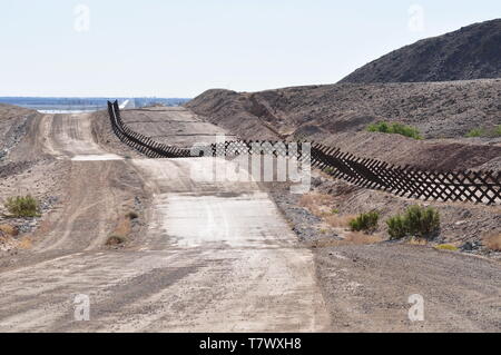 La Normandia-stile barriera del veicolo nei pressi di El Centro CA, 7 maggio. USACE è sostenere il Department of Homeland Security è richiesta per la costruzione di recinzioni pedonali, costruire e migliorare le strade e illuminazione di installazione entro lo Yuma e Tucson, Arizona, Stati Uniti Pattuglia di Confine settori seguenti il Feb. 15 emergenza nazionale dichiarazione sulla frontiera meridionale degli Stati Uniti. Il Dipartimento della Difesa ha l'autorità ai sensi della sezione 284 del titolo 10, U.S. Codice, per costruire strade e recinzioni e installare illuminazione per bloccare i trafficanti di droga nei corridoi attraverso i confini internazionali degli Stati Uniti in suppo Foto Stock