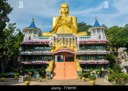 Tempio d'oro museo buddista vicino all'ingresso della Grotte Dambula, Sri Lanka. Foto Stock