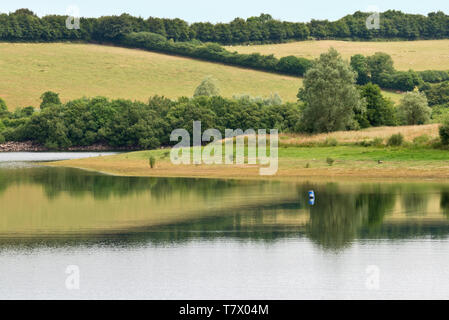 I pescatori sul lago Wimbleball parte del Parco Nazionale di Exmoor nel Somerset, Inghilterra, Regno Unito Foto Stock