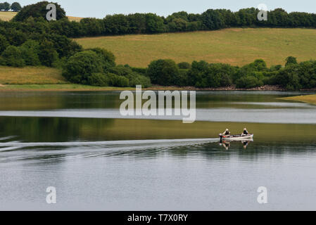 I pescatori sul lago Wimbleball parte del Parco Nazionale di Exmoor nel Somerset, Inghilterra, Regno Unito Foto Stock