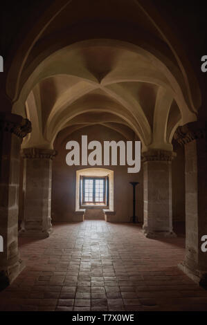 Sala interna con spesse colonne e soffitto presso il castello di Evoramonte. Un minuscolo fortificato parrocchia civile con un vecchio castello in Portogallo. Foto Stock