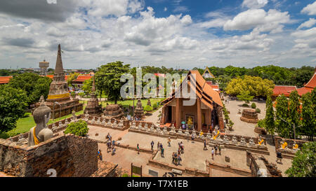 Vista panoramica dalla cima del tempio buddista di Wat Yai Chai Mongkhon in Ayutthaya, a nord di Bangkok, Thailandia Foto Stock