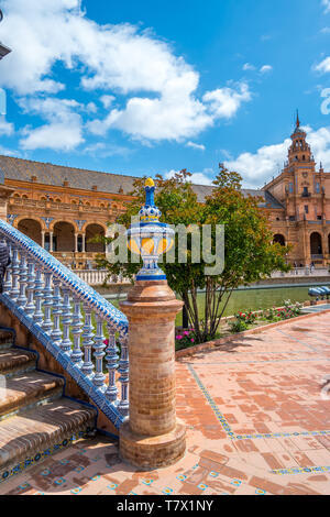 Dettagli su un ponte presso il Plaza de Espana nella città di Siviglia in Andalusia, regione della Spagna Foto Stock