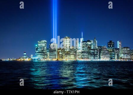 Le Torri di fascio di luce verso il cielo sul tredicesimo anniversario dell'attacco dell'11 settembre che ha portato giù il World Trade Center e ucciso 2996 persone. Foto Stock