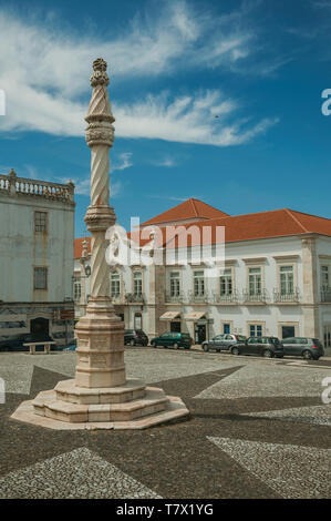 Gogna in primo piano sulla piazza con vecchi edifici intorno nella giornata di sole a Estremoz. Una cittadina con edifici di marmo sul Portogallo orientale. Foto Stock