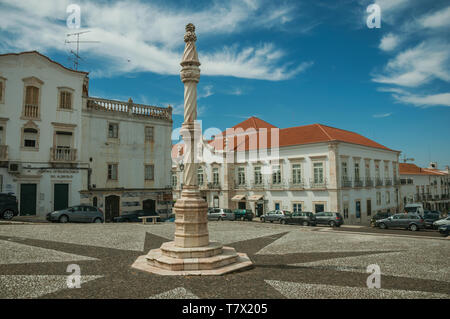 Gogna in primo piano sulla piazza con vecchi edifici intorno nella giornata di sole a Estremoz. Una cittadina con edifici di marmo sul Portogallo orientale. Foto Stock