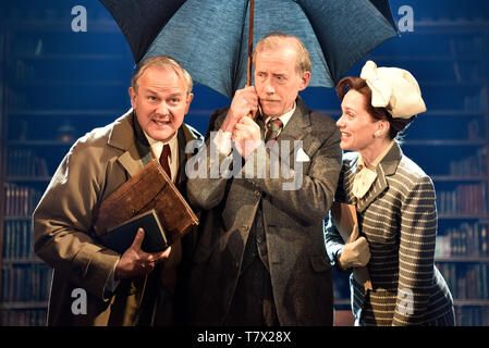 Da sinistra a destra: Hugh Bonneville C.S. Lewis, Andrew Havill come Warnie, Liz bianco come gioia Gresham in Shadowlands da William Nicholson, Chichester Theatre Foto Stock