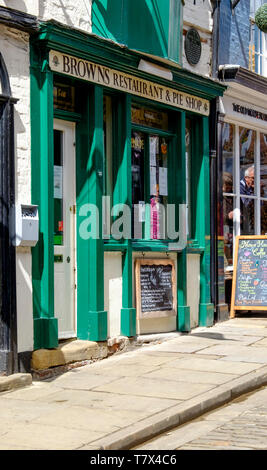 Intorno al quartiere della Cattedrale di Lincoln Lincolnshire ripida collina Browns Ristorante e negozio di grafici a torta Foto Stock