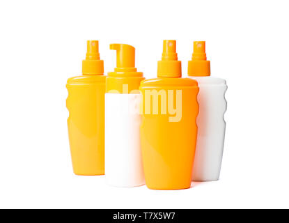 Molti diversi sunscreen spray isolati su sfondo bianco. La vacanza estiva accessori Foto Stock