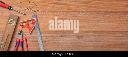 Strumenti su un sfondo di legno con spazio di copia Foto Stock