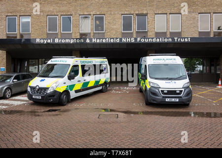 Le ambulanze parcheggiate fuori il Royal Brompton & Harefield Foundation Trust entrata in ospedale a Chelsea, Londra, Regno Unito Foto Stock