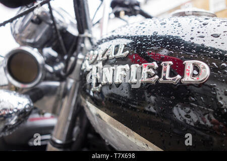 Un Royal Enfield Thunderbird stile cruiser moto coperti in gocce di pioggia Foto Stock