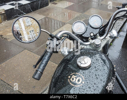 Un Royal Enfield Thunderbird stile cruiser moto coperti in gocce di pioggia Foto Stock