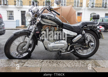 Un Royal Enfield Thunderbird stile cruiser moto coperti in gocce di pioggia Foto Stock