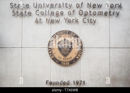 NEW YORK, Stati Uniti d'America - 24 febbraio 2018: La placca d'ingresso della State University of New York College di Optometria Foto Stock