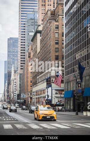 Yellow Cab e il traffico mattutino per le strade di Manhattan a New York Foto Stock