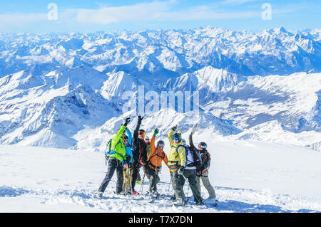 Un gruppo di freeskier celebra la giornata fantastica sulle imponenti ghiacciai del Monte Rosa in Italia Foto Stock