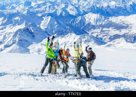 Un gruppo di freeskier celebra la giornata fantastica sulle imponenti ghiacciai del Monte Rosa in Italia Foto Stock