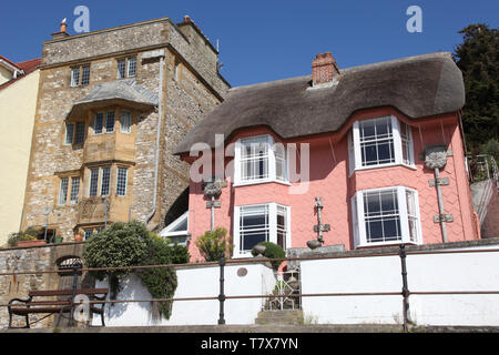 Lyme Regis Harbour, Dorset - 1 Libreria Cottage, un cottage con tetto di paglia si trova sulla passeggiata costiera, 2019 Foto Stock